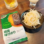 炭火焼肉 にく式 - お通し選べましたーもやしナムルか韓国のり