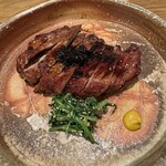 味処 高雄 - 赤豚肩ロースステーキ　黒ニンニクソース