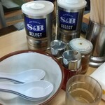 坂内食堂 - テーブル席上の調味料他達