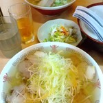 坂内食堂 - 奥＝しなそば、手前＝ネギラーメン