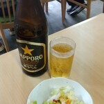 坂内食堂 - 朝から中瓶(黒)をお新香と ＼(^o^)／