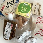 二葉堂 - 手前のアポーパイはスーパー銭湯で買ったものらしい