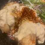 古民家の宴 - どっぷりと掛けられた濃コクなタルタルに
                                麻辣の辛味をピリッと刺しこむ
                                