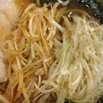 ラーショマルミャー - ベースの白ネギに、辛味ネギ追加。