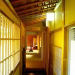 辻家庭園 - 母屋から離れに通じる通路