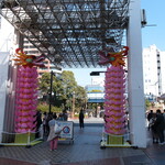 丿貫 - イセザキモール入口にはなぜかまだ春節飾り