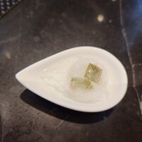 傳火 鉄板焼 - 桜の氷で蒸し焼き