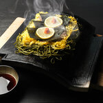 元祖瓦そば たかせ - 料理写真:元祖瓦そば
明治十年、西南の役において熊本城を囲む薩軍の兵士たちは、長い野戦の合間に瓦を用いて野草、肉などを焼いて食べたという古老の話にヒントを得て、弊店創立者、高瀬慎一が数十年を経過した日本瓦を用い、弊店独自の製法にて開発いたしました。
