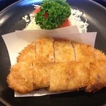 とんかつあさくら - 特上ロースかつ定食のかつ。この盛り付けの向きでは、脂身は画面上と右側で、下と右のほうは赤身でした@2014/8/10