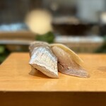 寿し辰 - 酢締め鯵　
      大将、今日のおすすめをなにか握ってくださいってことで、最初に出てきたのがこれ(^^)
      肉厚な鯵の身♪いつもながら絶妙な〆加減♡
      脂も程よく乗ってました( ^ω^ )