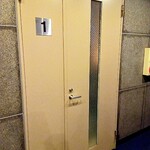 鮨 梵 - マンションの入って左が裏口