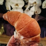ポンパドウル - 塩パンロール　表面に塩の結晶がキラリ　画像ではわかりづらいです