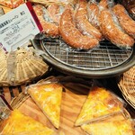 ポンパドウル - 上　看板メニューの横須賀海軍カレーパン