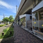 FAVORE - お店は名鉄瀬戸線の、清水駅と尼ヶ坂駅の間の高架下にある。