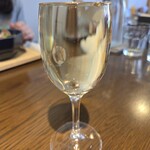 FAVORE - ｢なみなみワイン(白)｣。この雰囲気の店内で、口から迎えに行かせるのには…。