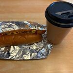 JAVA COFFEE YARD - 料理写真:客席で暫く待つと注文したコーヒーとホットドッグの出来上がりです。