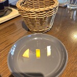 FAVORE - チーズの盛り合わせ。(皿のサイズからチーズの大きさを想像して欲しい)