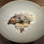 銀座ちとせ - ホワイトアスパラと椎茸、自家製猪のベーコンのソテー　こいたまの温泉卵添え　◎