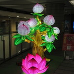 丿貫 - 関内駅前にあった春節飾りが野毛地下道に移動していた。もう3月なのに春節飾り