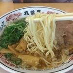 丸醤屋 - 麺は、細ストレート