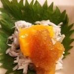 和 あすか - しらす、温玉黄身、おろし添え
      