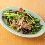 豚タンと豆苗の塩炒め