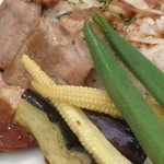DEAN & DELUCA  - 炙り豚と夏野菜の雑穀もろみご飯；アップ