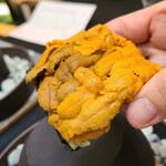 日本料理 TOBIUME - ②紫雲丹(福岡県岩屋産)、焼き玉葱(福岡県若松産)、海苔(福岡県有明海産)敷き 
      これだけたっぷり紫雲丹を出したら、手を加えずに出したくなるものですが、焼き玉葱との組み合わせは秀逸、センスを感じます