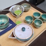 日本料理 TOBIUME - ①甘茶 聖なる茶(福岡県八女産、星野製茶園) 
      古来からお釈迦様の誕生日【4/8】の祭事『花祭り』のお供えに無添加で甘い「甘茶」が用いられます
      甘茶はアジサイに似た「ユキノシタ科」の植物で驚くほど甘い