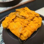 日本料理 TOBIUME - ②紫雲丹(福岡県岩屋産)、焼き玉葱(福岡県若松産)、海苔(福岡県有明海産)敷き 
      紫雲丹の産卵は初夏～晩夏、旬は初夏～晩夏
      舌の上で5秒ホールド、穏やかで上品な甘み
      玉葱の余熱で紫雲丹をより甘く感じる