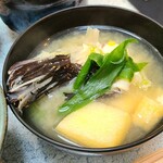 日本料理 TOBIUME - ⑫虎魚(福岡県柏原産)入りお味噌汁(カクキューの八丁堀味噌&九重の太白味噌&地元の赤味噌のブレンド) 
      虎魚のアラ&油揚げ&青葱の入ったお味噌汁、お腹一杯なのに飲んでしまう
