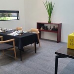 日本料理 TOBIUME - 店内はスタイリッシュなフレンチのよう、BGMはJAZZが流れ、ゆったりとお料理&お酒を存分に楽しむことが出来ます
      貸切であっても提供するお料理のクオリティを下げない為、予約は4名まで 