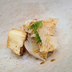 日本料理 TOBIUME - ④焼き白子筍(福岡県合馬産、産地初出荷)
      ⑤炙り障泥烏賊(福岡県芦屋産、3日寝かせ) 
      軟らかくて甘い白子筍、ミディアムレアな火入の障泥烏賊は甘みのある旨み、山椒の若芽の微かなピリッと感とのバランス○