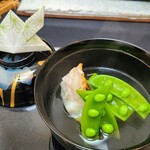 日本料理 TOBIUME - ⑥炭火焼き文目笠子、スナップ豌豆、奥井海生堂の蔵囲4年もの利尻昆布(北海道礼文島船泊浜産一級)と削り立て血合抜き本枯節(鹿児島県枕崎産、近海一本釣り鰹の背節)の出汁のお椀 、鰹節がしっかり主張してます