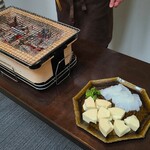 日本料理 TOBIUME - これから目の前で焼きます
      ④焼き白子筍(福岡県合馬産、産地初出荷)
      ⑤炙り障泥烏賊(福岡県芦屋産、3日寝かせ) 