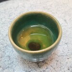 日本料理 TOBIUME - ①甘茶 聖なる茶(福岡県八女産、星野製茶園) 
      古来からお釈迦様の誕生日【4/8】の祭事『花祭り』のお供えに無添加で甘い「甘茶」が用いられます
      甘茶はアジサイに似た「ユキノシタ科」の植物で驚くほど甘い