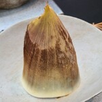 日本料理 TOBIUME - 白子筍の皮の下に盛付け
      ④焼き白子筍(福岡県合馬産、産地初出荷)
      ⑤炙り障泥烏賊(福岡県芦屋産、3日寝かせ) 