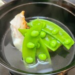 日本料理 TOBIUME - ⑥炭火焼き文目笠子(福岡県岩屋産)、スナップ豌豆(福岡県若松産)、利尻昆布と削り立て血合抜き本枯節の出汁のお椀 
      文目笠子は黄色の斑点のある大きな笠子、味わいは穏やかで火入で身が締まる印象