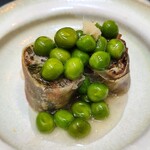 日本料理 TOBIUME - ⑨蕨(福岡県若松産)&蕗(福岡県若松産)&炙り赤藻屑(福岡県鐘崎産)の春巻き、グリンピース(福岡県若松産)の銀餡掛け 
      山と海の春の芽吹を春で巻く、言葉遊びの好きな田代シェフらしい優しい味わいの逸品