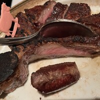 ウルフギャング・ステーキハウス 丸の内店 - プレミアグレード熟成Tボーンステーキ　切り分けシーン