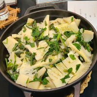 日本料理 TOBIUME - ⑪白子筍(福岡県合馬産、産地初出荷)&芹(福岡県若松産)ご飯
                    でっかい合馬の白子筍を沢山使った炊き込みご飯、春の美味しさをギューッと詰め込んであり、幸せになります、お代わりしました