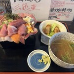 とれび庵 - マグロ重の他に揚げ餃子と味噌汁。味噌汁はカニ汁だった。