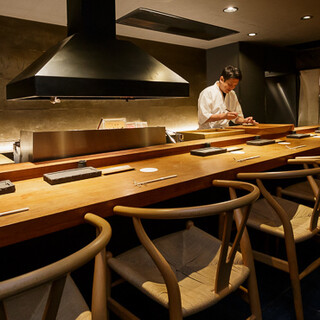 オープンキッチンのカウンターや完全個室で愉しむ至福の食体験