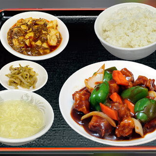 午後の休憩なしで日替定食やチャーハン中華麺各種提供しています