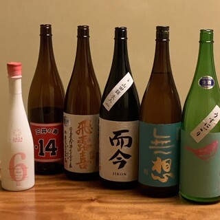 常時10種類の日本酒。フリーフローで多彩な味を飲み比べ