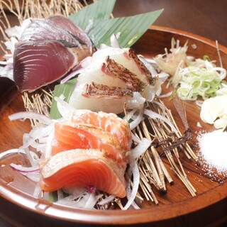 每日新鮮魚類的美味日替菜單，以及可以自己炙烤的干物也非常推薦！