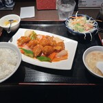 上海華龍 - 【2025.4.25(金)】酢豚定食（並盛・酢豚＋ライス＋スープ＋野菜サラダ＋杏仁豆腐）1,080円