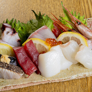 長年愛される味！季節のおばんざいと新鮮なお造りが魅力