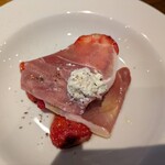 BARMOS - リコッタチーズと生ハムとイチゴ