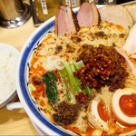 メンドコロ 天鳳 - ごちそう担担麺(1450円)、ライス(150円)。